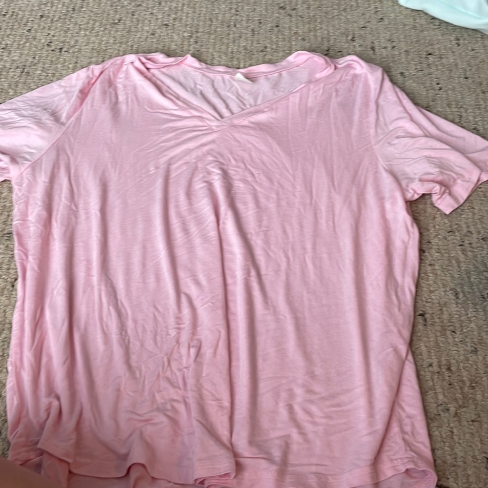 pink t shirt